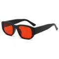 Stylische schwarze Sonnenbrille mit roten Gläsern, minimalistischer Retrostil chic. - Schwarzer Rahmen rote Gläser