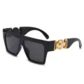 Modieuze oversized vierkante zonnebril heren dames luxe gouden medaillon UV400 - Zwart Frame Zwart Grijze Glazen