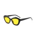 Unregelmäßige Cat-Eye Sonnenbrille mit schwarzem Rahmen und leuchtend gelben Gläsern. - Schwarzer Rahmen Gelbe Gläser