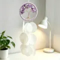 Vista dettagliata del carillon a vento con albero della vita in cristallo, decorazione. - Scacciapensieri in conchiglie Albero della vita viola finito / Prodotto Finito Viola