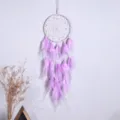 Detailaufnahme des handgefertigten lila Traumfängers Wandbehangs mit Federn und Perlen. - 9222D ohne Beleuchtung / 15cm Ring