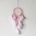Handgemachter rosa Traumfänger Anhänger mit zarten Federn und Perlen, ideal für gemütliche Zimmerdeko. - MS2616C