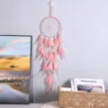 Detailansicht des rosa Traumfängers als Hängeornament mit Federn und Perlen für Wanddekoration. - 9222A Ohne Licht / 15cm Ring