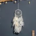 Vista detallada del atrapasueños de plumas blancas con luces led para decoracion mural. - 13cm Con Luz / Blanco