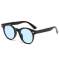 Modische runde Sonnenbrille mit hellblauen Gläsern und schicken Nieten für Damen. - Schwarzer Rahmen Blaue Gläser