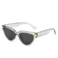 Modische Cat-Eye-Sonnenbrille für Damen mit transparentem grauen Gestell und dunklen Gläsern. - Durchscheinender grauer Rahmen Graues Glas