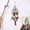 Acchiappasogni da parete triangolare boho con piume e perline per decorazione camera. - 9399