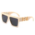 Grote vierkante zonnebril met stijlvol beige montuur en luxe gouden tempelversiering. - Off White Montuur Zwart Grijze Glazen
