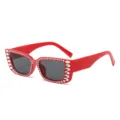 Rote quadratische Sonnenbrille für Damen, strassbesetzte Vintage Party Mode Brille. - Roter Rahmen Dunkelgraue Gläser
