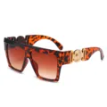 Stijlvolle oversized platte zonnebril met bruine verlooplenzen en gouden pootjes. - Demi Frame Verloop Thee Glas