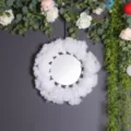 Specchio da parete rotondo boho con piume fatte a mano, elegante decorazione per la casa. - Specchio Sospeso in Piume Soffici (9145G)