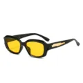 Schwarze unregelmäßige quadratische Sonnenbrille mit gelben Gläsern und goldenen Bügeldetails. - Schwarzer Rahmen Gelbe Gläser