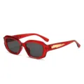 Modische rote Jelly Sonnenbrille mit dunklen Linsen und goldenem geometrischem Dekor. - Roter Rahmen Dunkelgraue Gläser