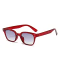 Occhiali da sole quadrati alla moda con montatura rossa traslucida e lenti sfumate. - Montatura Rossa Lenti Sfumate Grigie