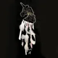 Dettaglio acchiappasogni unicorno con piume nere e bianche e rete dorata da muro. - MS0171 / Bianco e nero