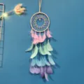 Primo piano di un acchiappasogni con piume pastello colorate, perline e ciondolo unicorno. - 9007 palloncino confessione senza luce