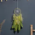 Nahaufnahme der waldartigen grünen Feder Traumfänger Hängedekoration mit feinen Lichtern. - Mit Licht Stil (9262CD) / 13cm / Grün