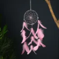 Attrape-rêves rayé noir et blanc avec plumes roses décoration murale suspendue - Rose