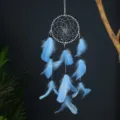Attrape-rêves à plumes bleues avec anneau rayé noir et blanc pour décoration murale. - Bleu