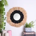 Specchio da parete boho con frange di paglia e macramè nero, decorazione rotonda artigianale. - Specchio Sospeso in Pizzo Nero e Paglia Tessuta (9145F)