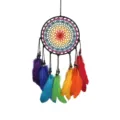Ornement suspendu attrape-rêves coloré au crochet fait main avec des plumes vibrantes - Arc-en-ciel
