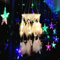 Acchiappasogni con piume e catena di luci a stella colorate, perfetta decorazione da camera da letto. - Grande Con Luce