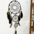 Χειροποίητη ονειροπαγίδα τοίχου τριών κύκλων με φυσικά φτερά και ξύλινες χάντρες διακόσμησης. - 9104 Κοντό τρίχωμα