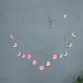 Ghirlanda da parete con fasi lunari in ferro, decorazione rosa pastello per camera. - 7551G Acrilico iridescente (13 pendenti)