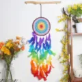 Attrape-reve fait main colore a suspendre au mur, decoration boheme arc-en-ciel plumes. - 0005A