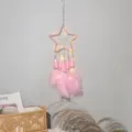 Acchiappasogni a stella rosa con luci LED e piume, perfetta decorazione da appendere in camera. - 9215A con luce