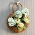 Hängender Rattan-Blumenkorb mit künstlichen Blumen im ländlichen Stil Detailansicht - Braun
