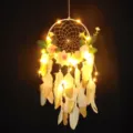 Acchiappasogni LED artigianale con piume bianche e fiori artificiali per decorazione. - Cuore di ragazza amore dorato con luci stringa