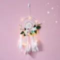 Acchiappasogni fatto a mano con luci LED, pizzo, fiori e piume per decorazione murale. - Cuore di ragazza amore di pizzo con luci stringa