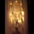 Acchiappasogni bianco fatto a mano con luci LED calde, perfetta decorazione boho per la camera. - 8021 con luce