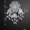 Acchiappasogni bohémien bianco fatto a mano con anelli di pizzo e piume per decorazione murale. - Quattro Anelli Bianchi (9202)