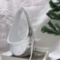 Gedetailleerd uitzicht van de disco-bal hangende bloempot met reflecterende glazen spiegeltegels. - Zilver