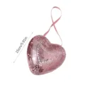 Detail van het roze hartvormige discobal ornament met ophanglint, reflecterend oppervlak. - 15x15cm / Roze