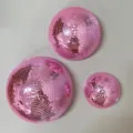 Detailaufnahme rosa Deko-Diskokugeln, die funkelnde Mosaik-Spiegeloberfläche präsentieren. - 2 Stk. 6 + 2 Stk. 8 + 2 Stk. 10 cm / Rosa