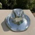 Glänzender Disco Kugel Cowboyhut mit Spiegelkacheln für Partys und Tanzveranstaltungen. - Silber
