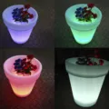 Détail du pot de fleurs lumineux LED avec lumières multicolores pour jardin et patio. - Coloré