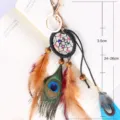 Vista detallada de llavero atrapasueños con pluma de pavo real, cuentas de madera y cierre. - Llavero 6943
