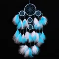 Acchiappasogni a cinque anelli con piume blu e bianche decorazione da parete artigianale - 1047B / 11x50cm / bianco-blu