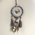 Traumfänger Auto Hängeornament mit Hirschkopf Design, grauem Seil, Quasten und Federn. - MS9127 Grau