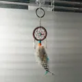 Portachiavi acchiappasogni con piume e perline turchesi per decorare auto e interni casa. - 7010E