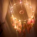 Acchiappasogni rosa con piume morbide perline di legno e luci LED per decorazione - Acchiappasogni Rosa Rosa con Luci / 6961 Rosa con luci a cordα / Rosa