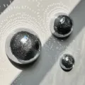 Detailaufnahme von spiegelnden Glas Diskokugeln als Wanddekoration für Lichteffekte. - 2 Stk. 6 + 2 Stk. 8 + 2 Stk. 10 cm / Silber