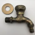 Antiker Messingoptik Zinklegierung Garten Waschbecken Wasserhahn mit runder Abdeckplatte - Antike Bronze Glückssymbole - Rad