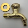Goldfarbener Zinklegierungs-Gartenwasserhahn, Vintage geschnitzte Wandarmatur Variante. - Goldene Glückssymbole - Rad