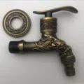 Antiker drachengeschnitzter Zinklegierungs-Gartenwasserhahn mit dekorativer Zierplatte. - Antikbronze-Drachengriff