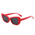 Modische doppellagige Schmetterlings-Sonnenbrille mit auffälligem rotem Damen-Dickrahmen. - Roter Rahmen Dunkelgraue Gläser